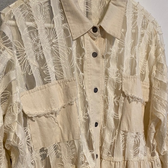 POL Tops - POL Button Down Lace Top. Gorgeous ❤️